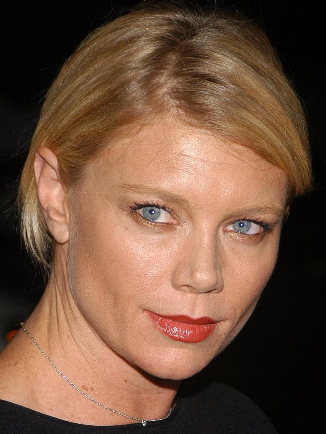 How tall is Peta Wilson?